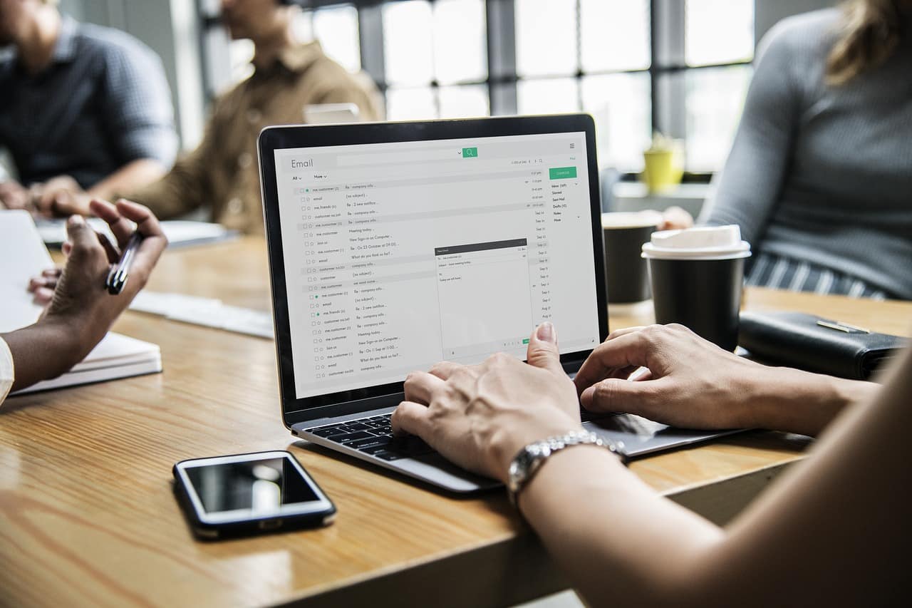 What is employee experience and why does it matter? The digital workplace impacts employees throughout their entire employee experience, from onboarding to exit interviews, whether they work in an office, remotely, or a hybrid mix of both.